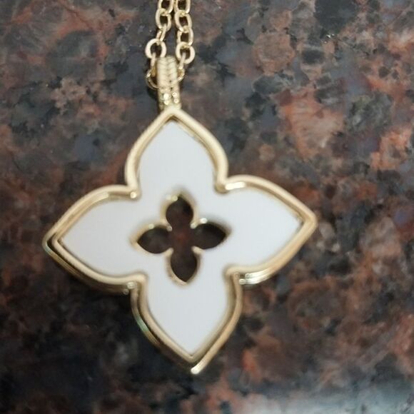 PRINCESS FLOWER Necklace...NEW - Picture 3 of 6